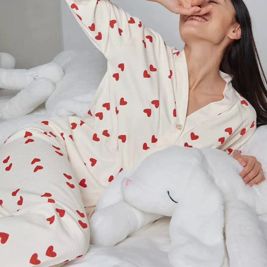 Conjunto con camisa y estampado de corazoncitos