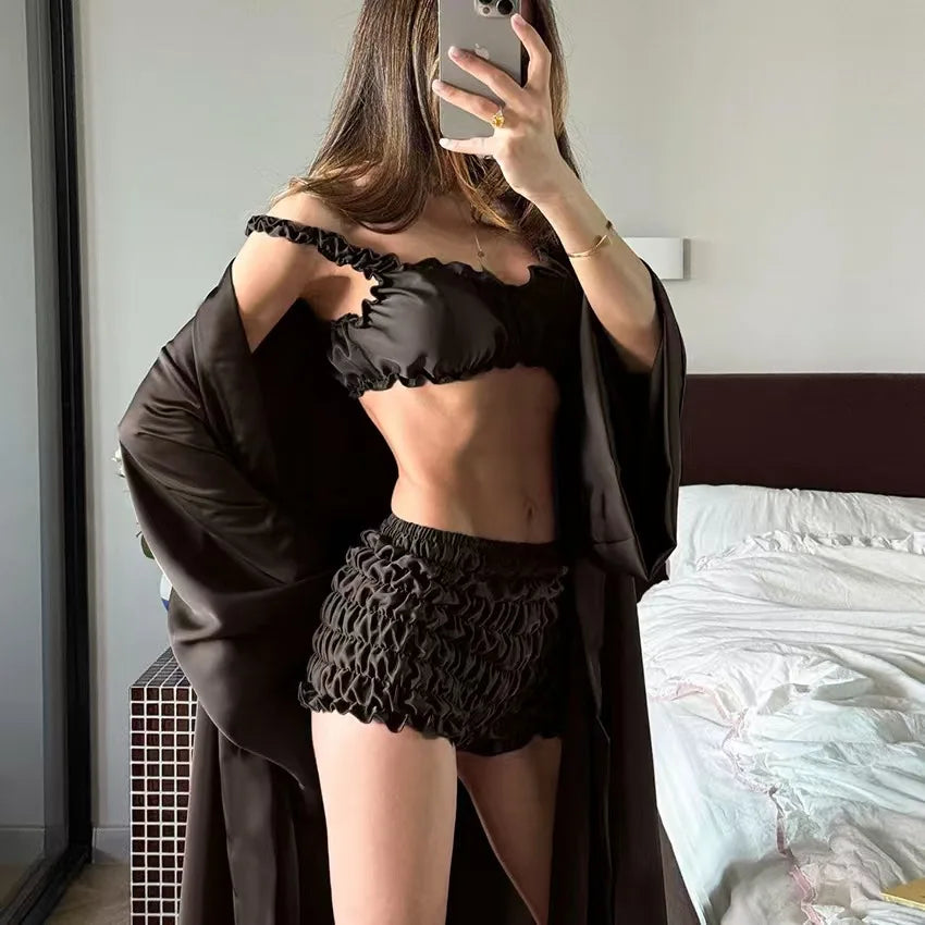 Conjunto de raso con volantes y kimono