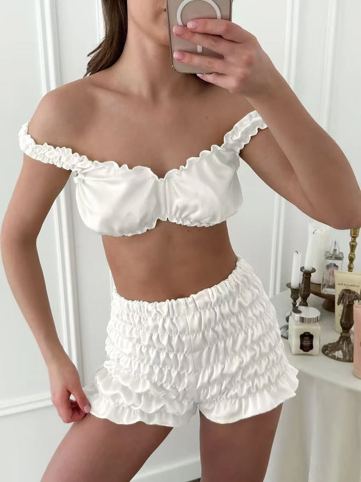 Conjunto de raso con volantes y kimono