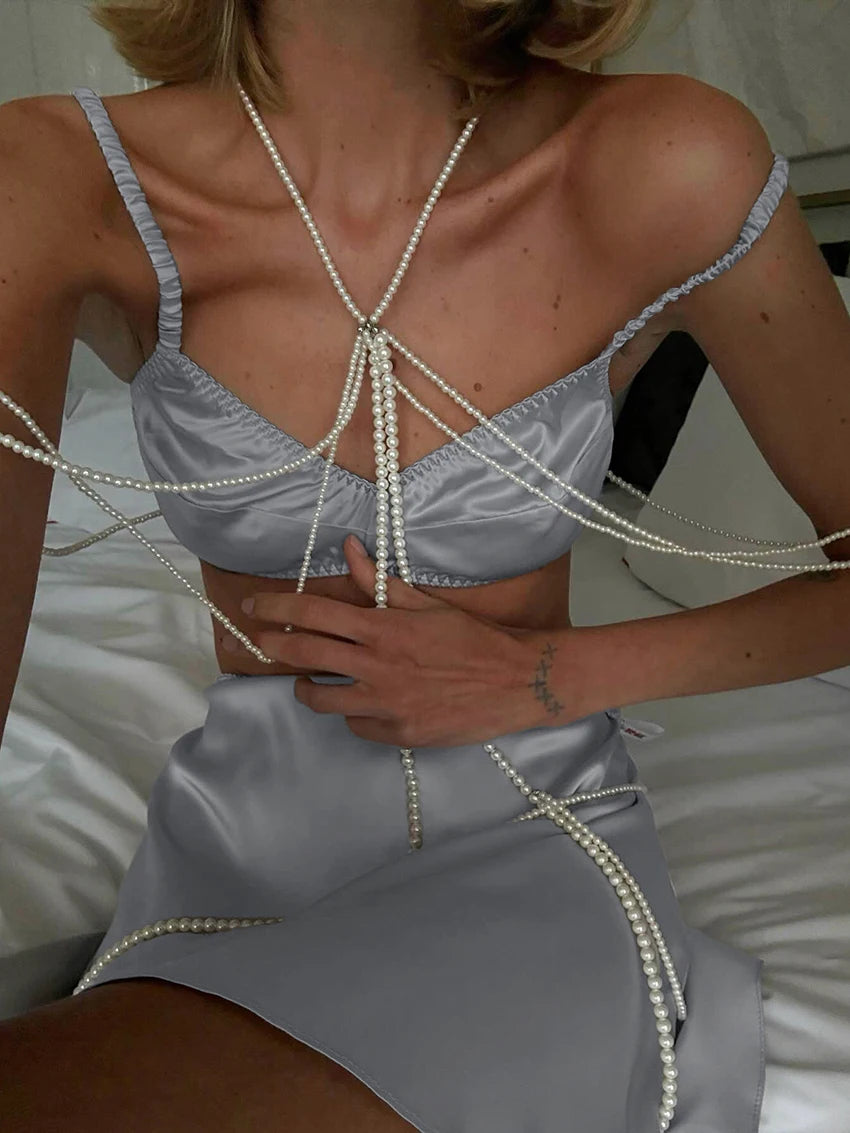 Conjunto de raso gris con falda
