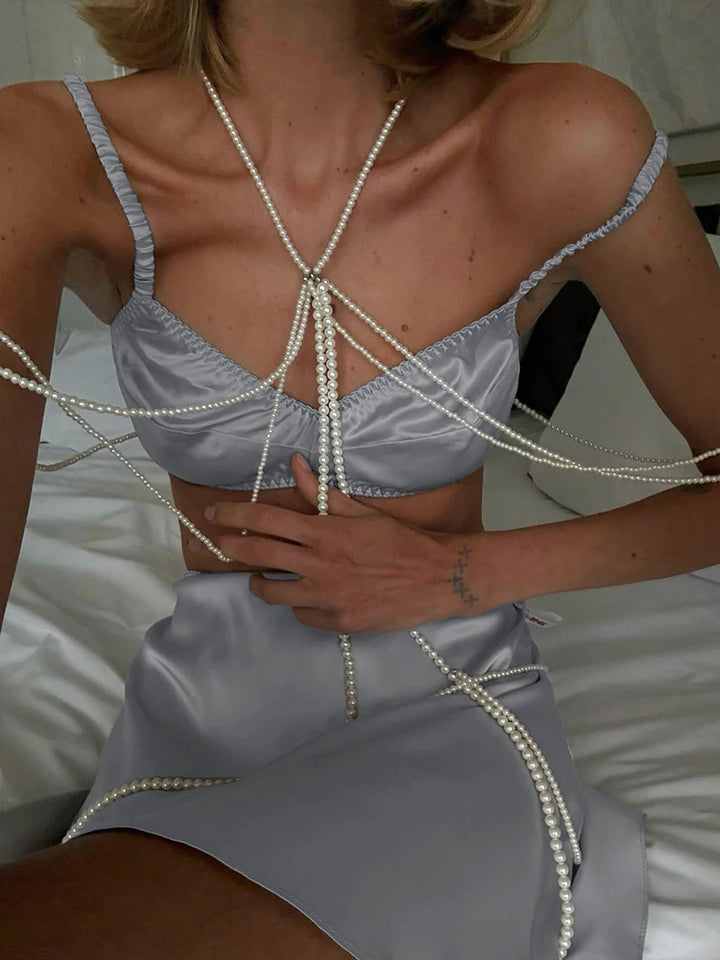 Conjunto de raso gris con falda