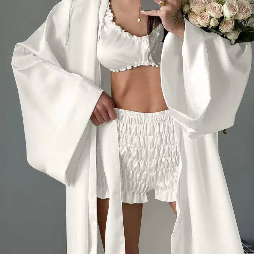 Conjunto de raso con volantes y kimono