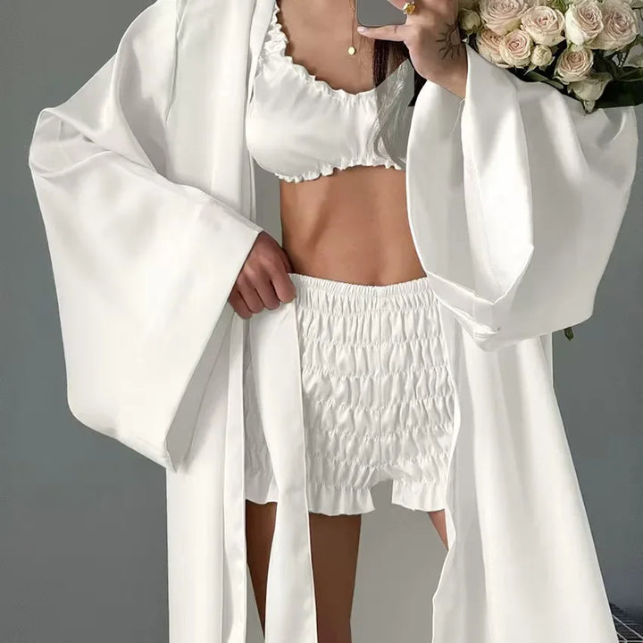 Conjunto de raso con volantes y kimono