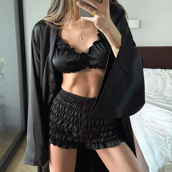 Conjunto de raso con volantes y kimono