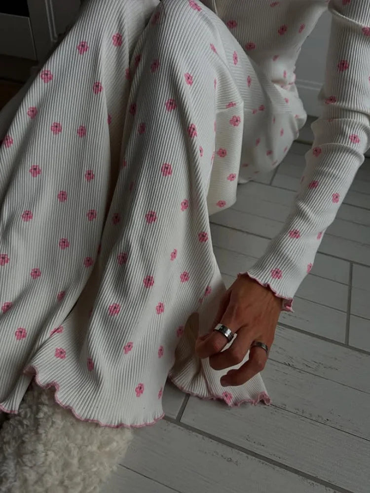 Pijama de punto acanalado con florecitos rosas