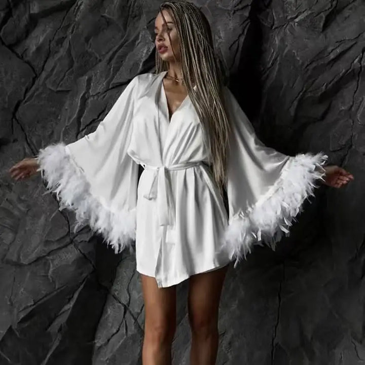 Conjunto de pijama de raso con bata con plumas
