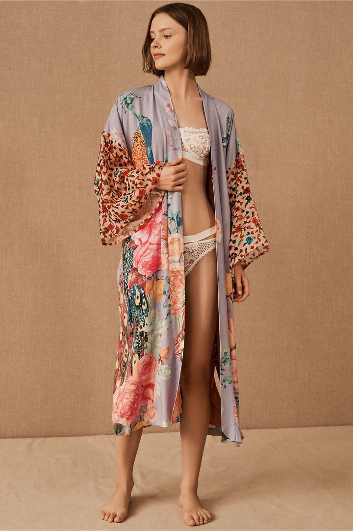Bata de satén con estampado de pavo real Peacock-Laurene.es