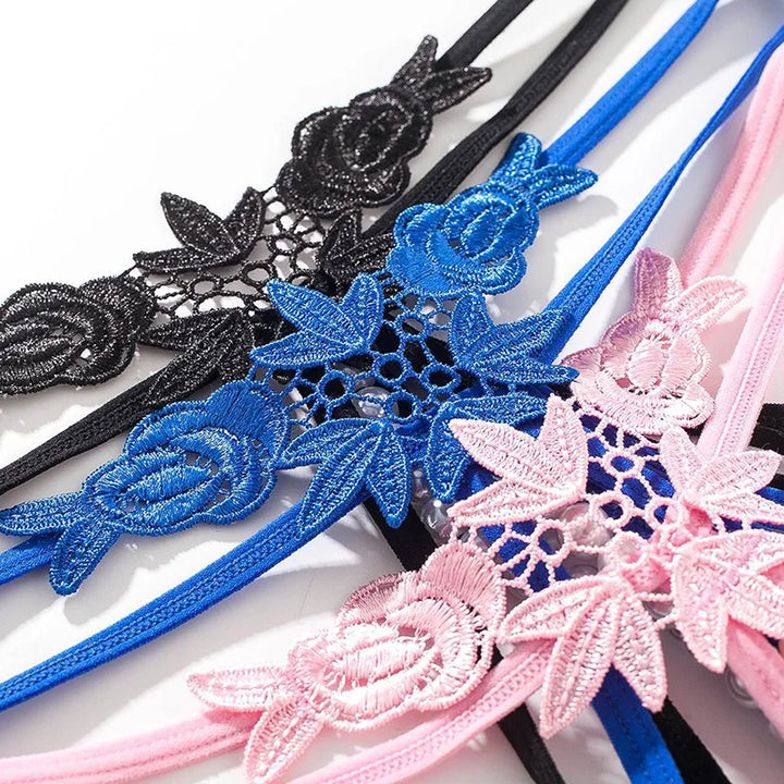 Tanga con abertura y ribete de perlas