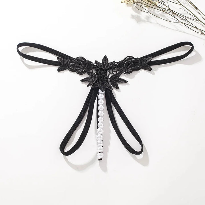 Tanga con abertura y ribete de perlas