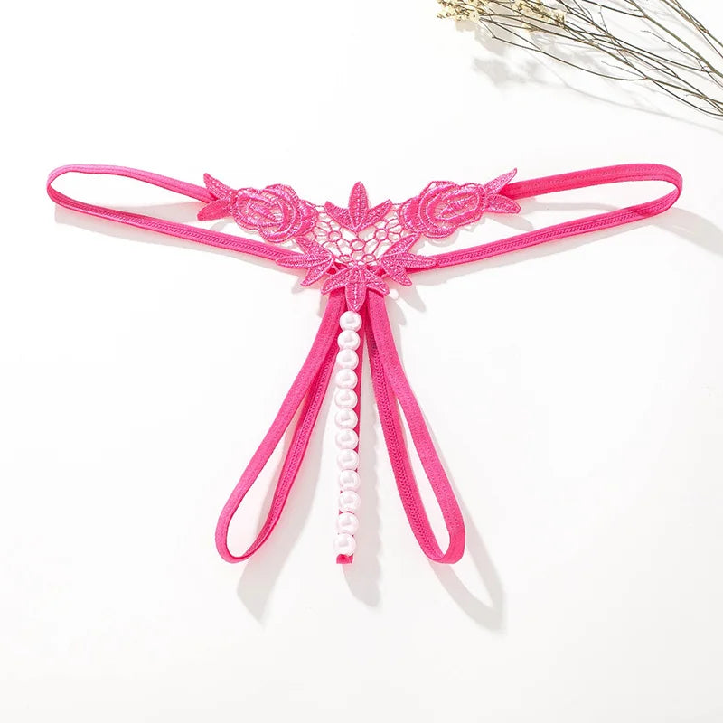 Tanga con abertura y ribete de perlas