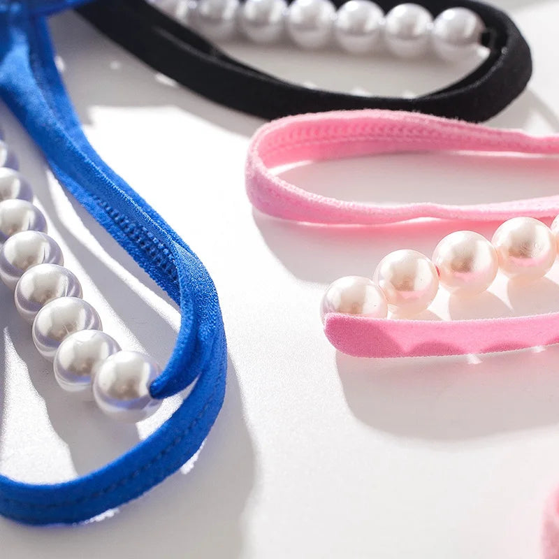 Tanga con abertura y ribete de perlas