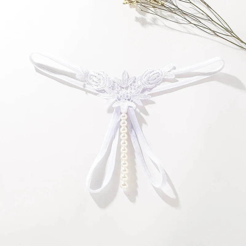 Tanga con abertura y ribete de perlas