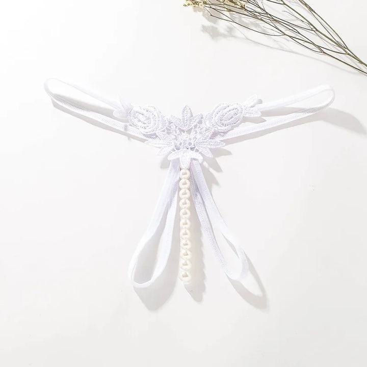 Tanga con abertura y ribete de perlas