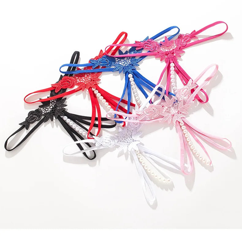 Tanga con abertura y ribete de perlas