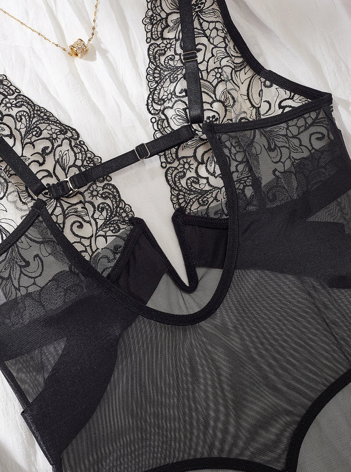 Body con malla negra y ribete de encaje en escote