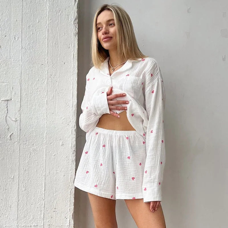 Conjunto de ropa de casa con corazoncitos y muselina