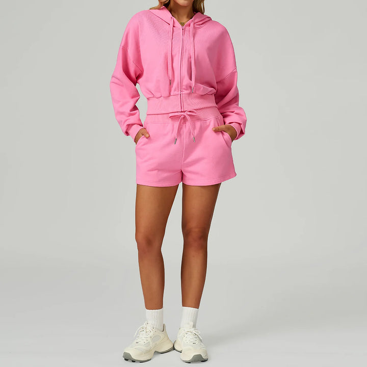 Conjunto deportivo con pantalones cortos y sudadera con capucha