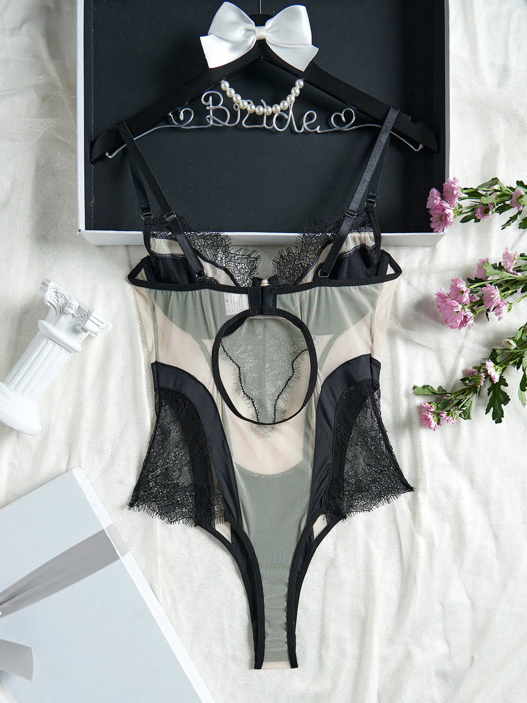 Body con malla beige y ribete de encaje