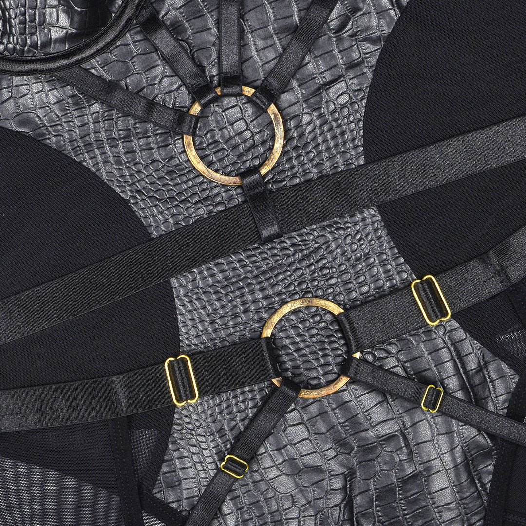 Body de cuero sintético con ribete de malla y anillos metálicos