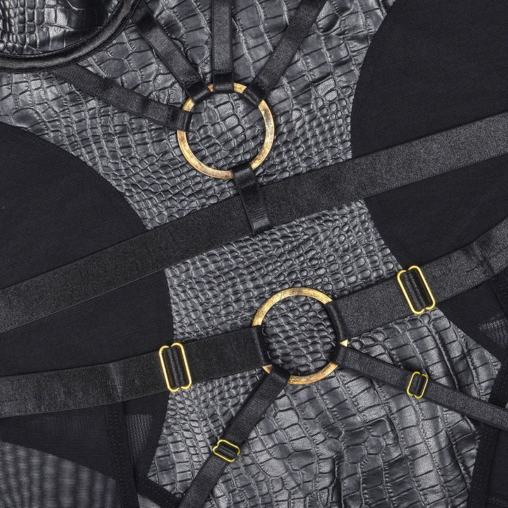 Body de cuero sintético con ribete de malla y anillos metálicos