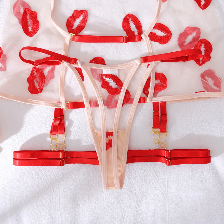 Conjunto de lencería de malla con minifalda y bordado de labios