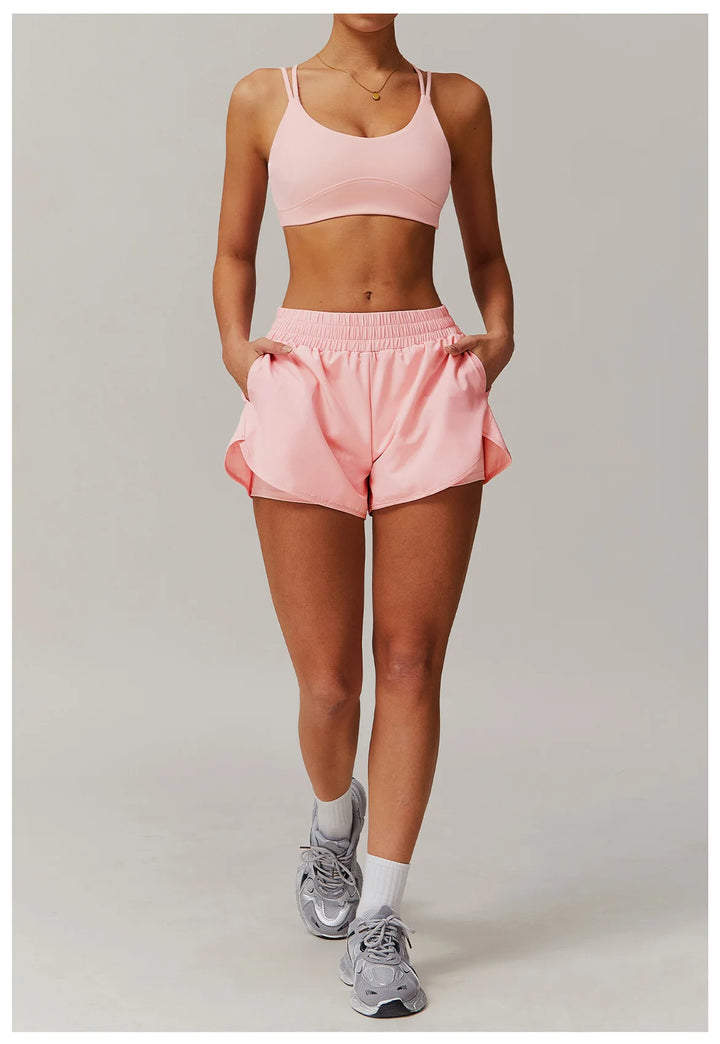 Conjunto deportivo con pantalones cortos