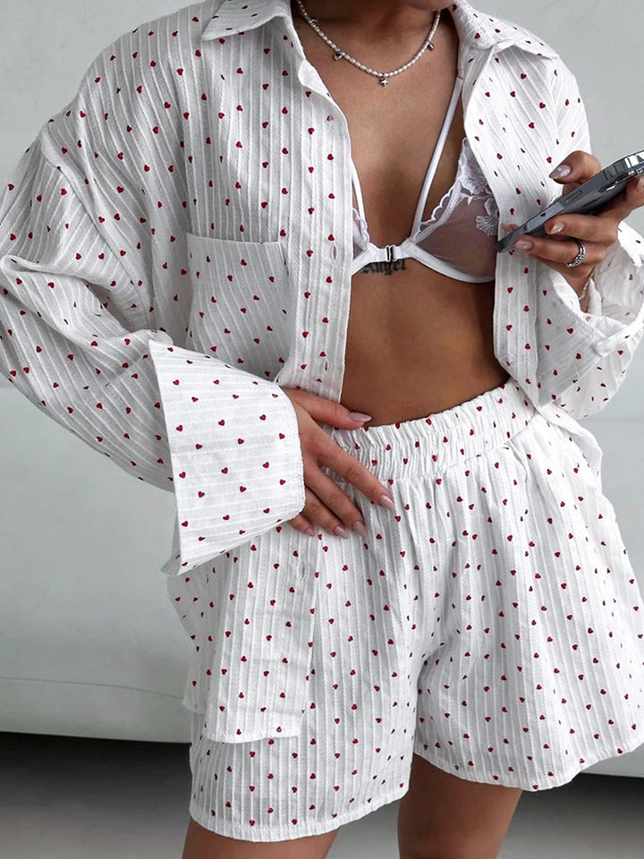 Conjunto de ropa de casa con camiseta y corazoncitos
