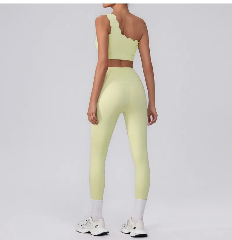 Conjunto deportivo con top asimétrico y volantes