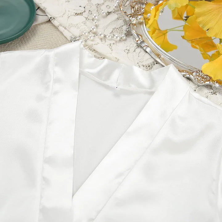 Lencería de novia para boda con bata y plumas