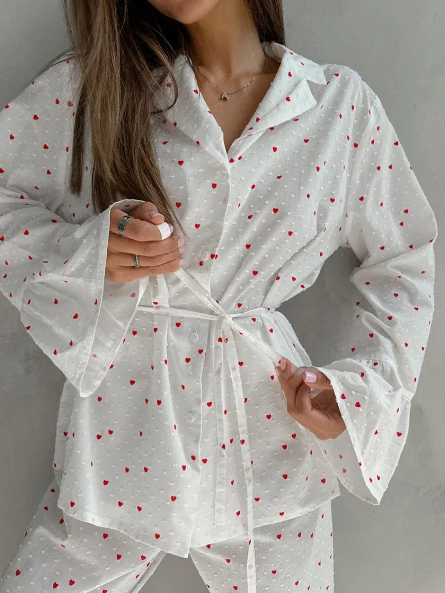 Pijama con manga ancha y corazoncitos
