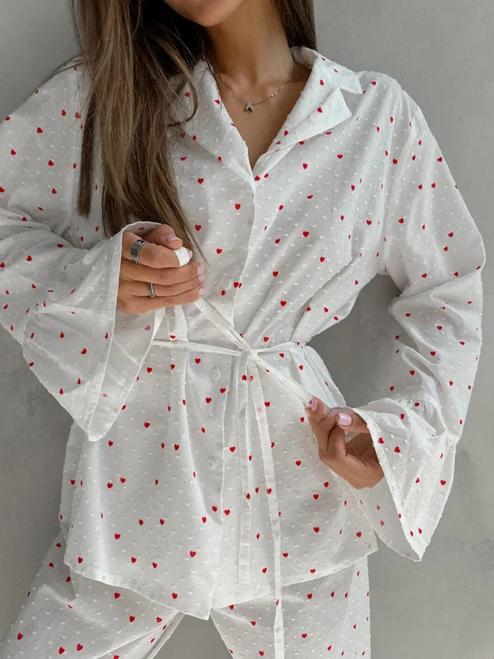 Pijama con manga ancha y corazoncitos