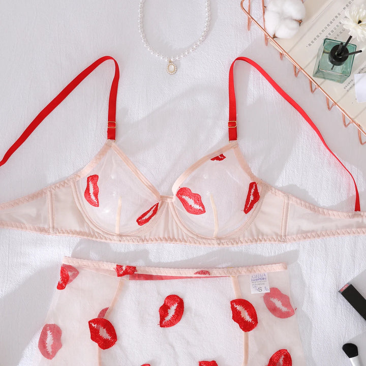 Conjunto de lencería de malla con minifalda y bordado de labios