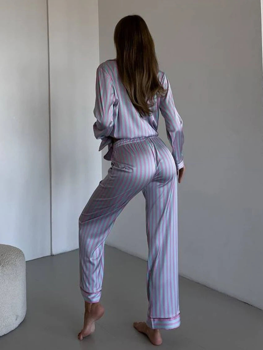 Conjunto de raso con estampado de rayas y camiseta