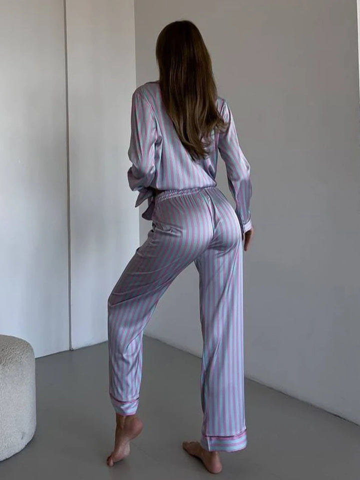 Conjunto de raso con estampado de rayas y camiseta