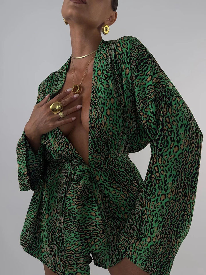Conjunto verde con estampado de leopardo