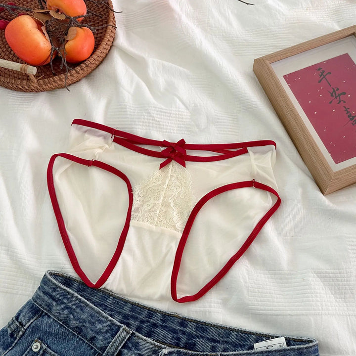 Braguita de malla transparente con ribete de encaje rojo