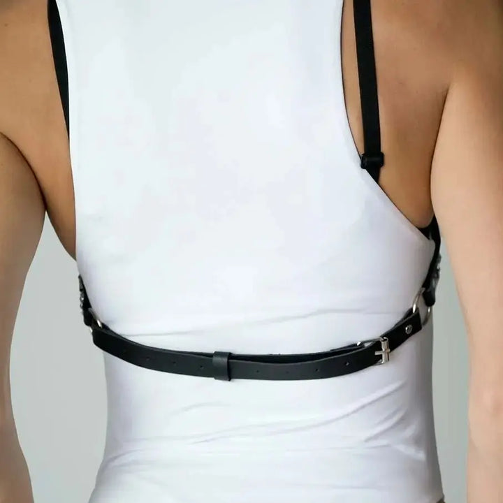 Arnés de cuero con cadenas