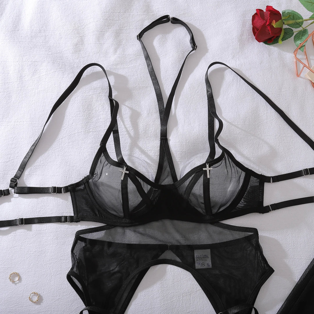 Conjunto de lencería de malla con tiras y cruzes brillantes
