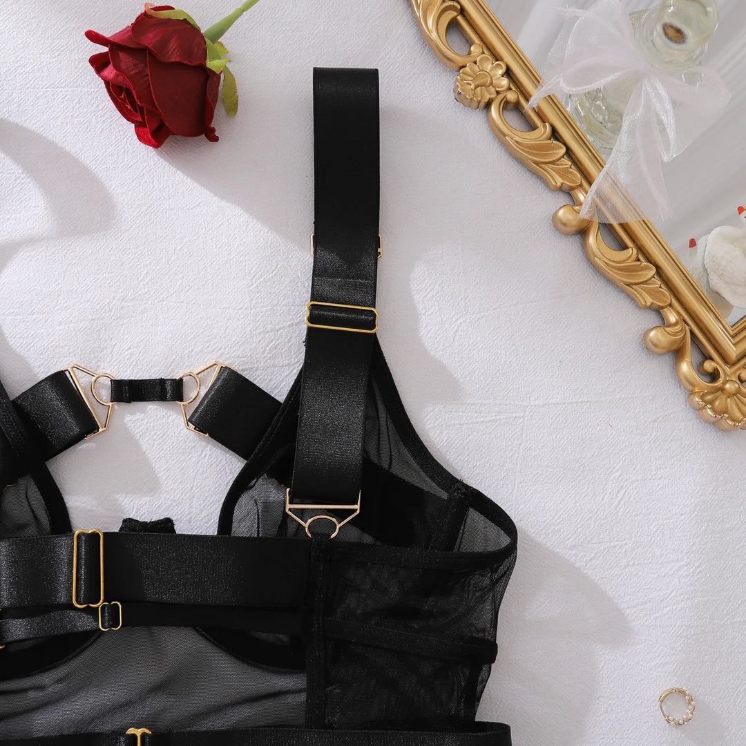 Body de malla transparente con minifalda y cinturones