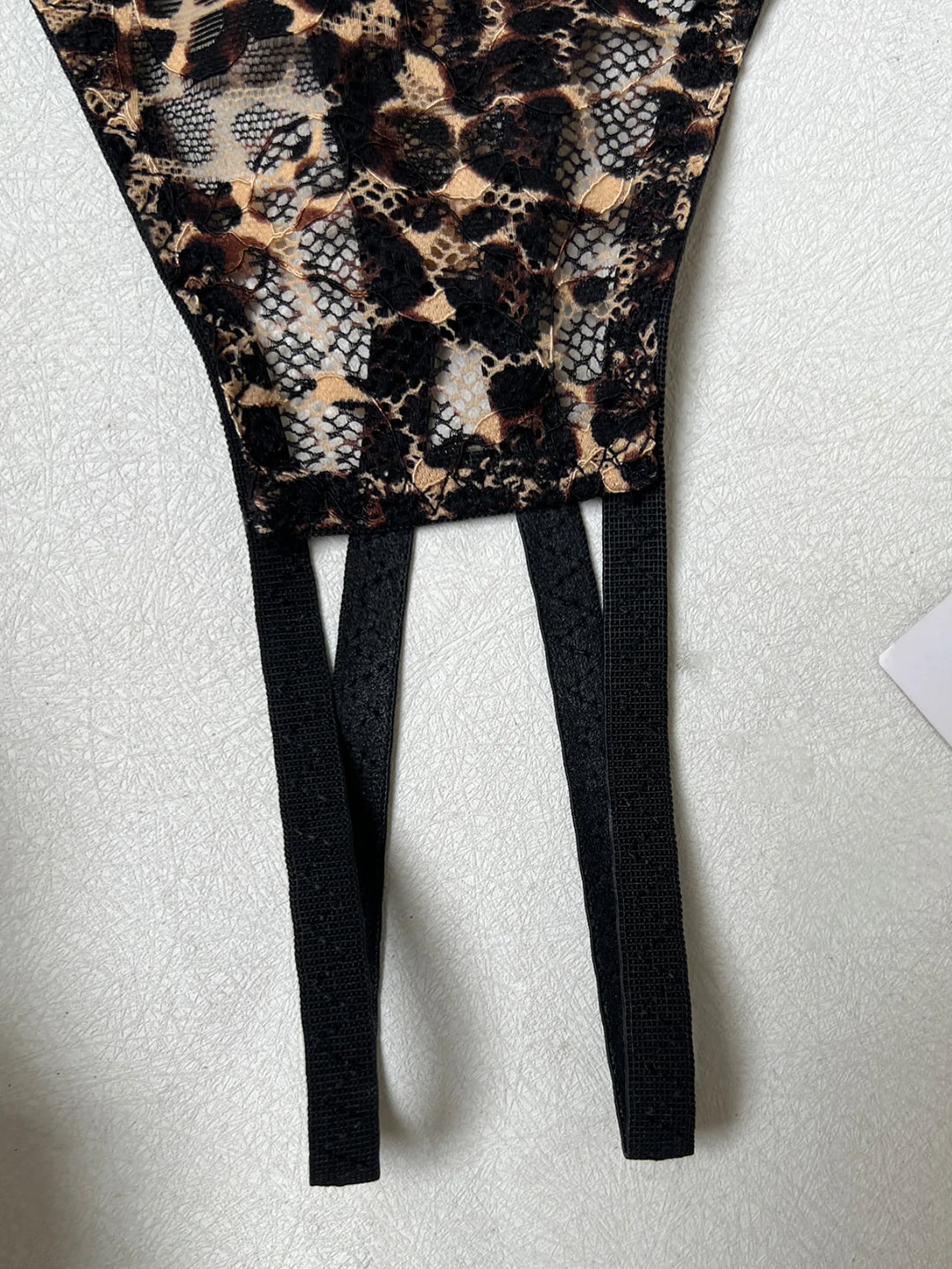 Conjunto de lencería con diseño abierto y encaje con estampado de leopardo