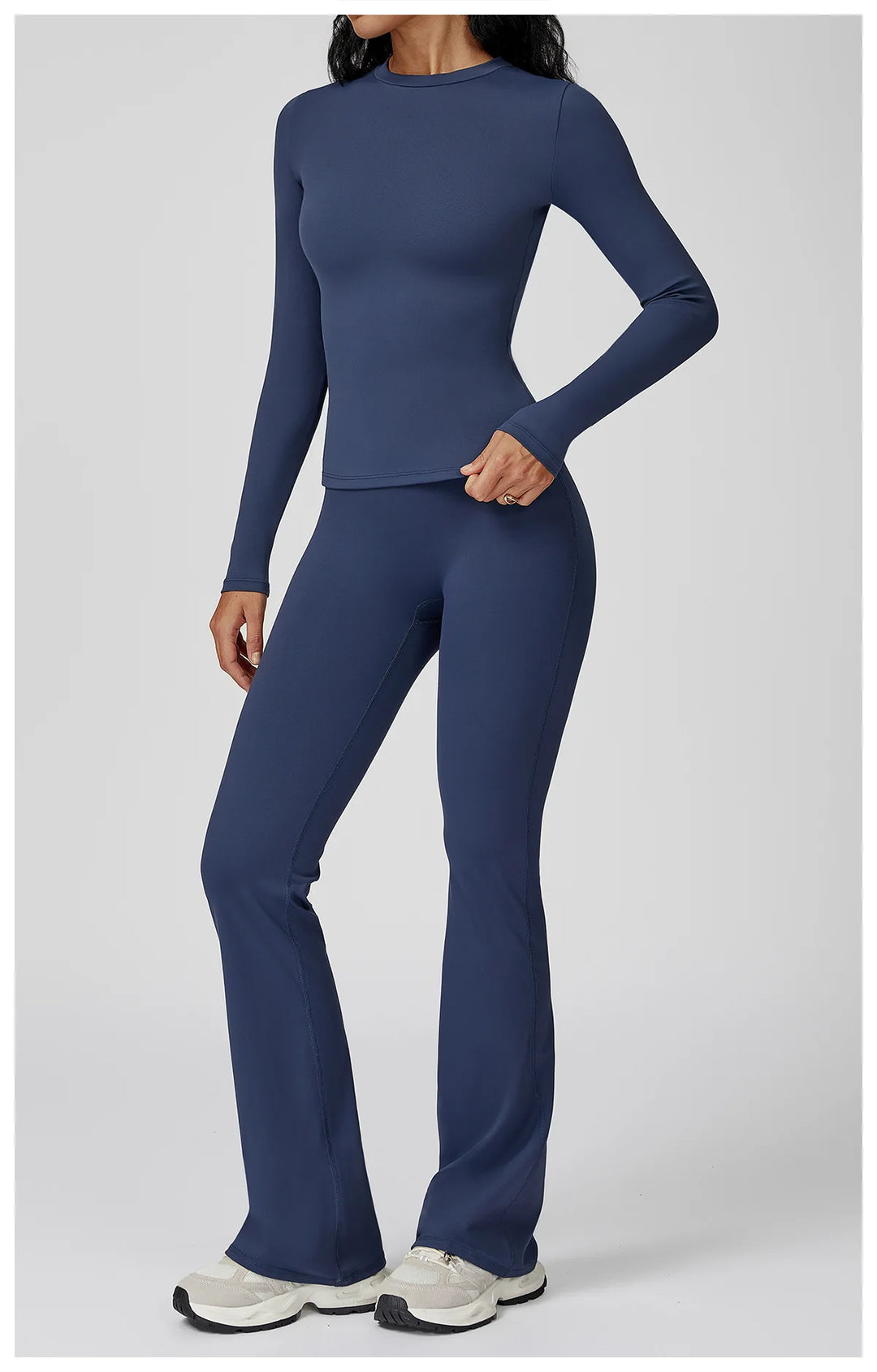 Traje deportivo con pantalones de campana y manga larga