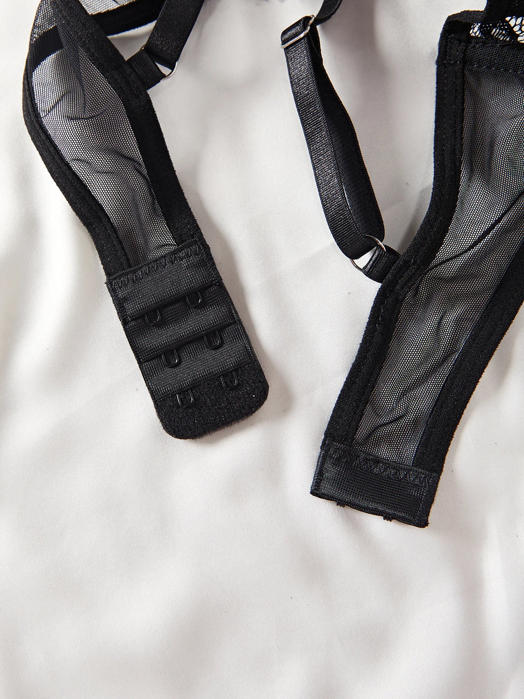 Body con recortes y encaje