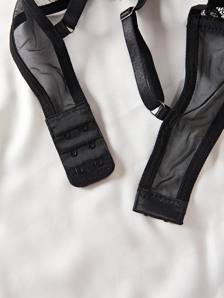 Body con recortes y encaje