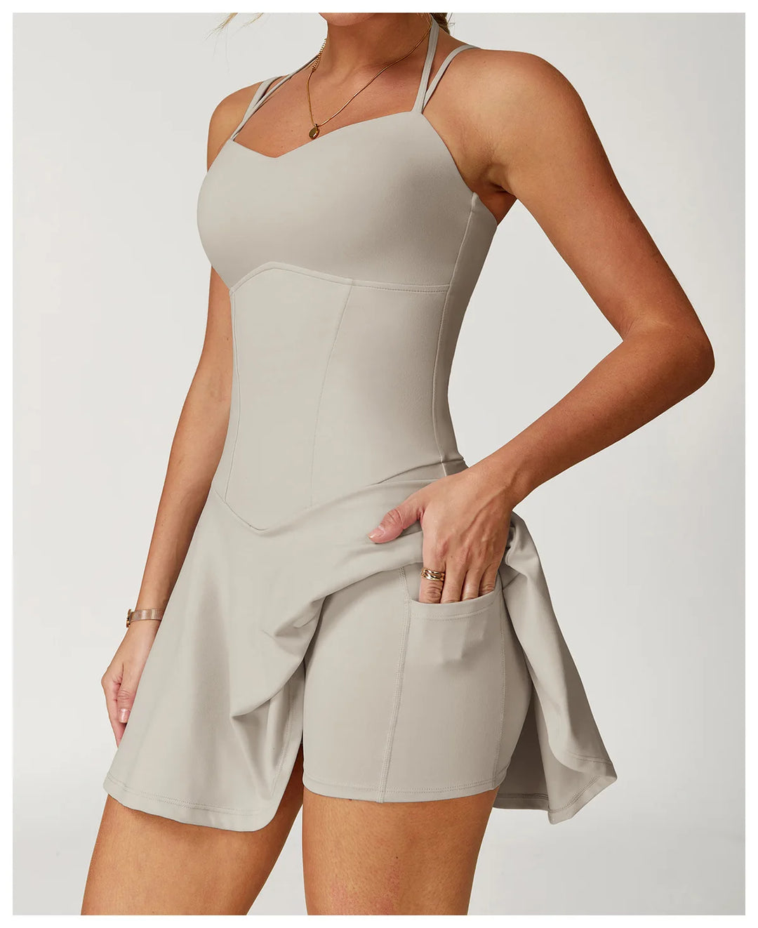 Vestido deportivo con pantalones escondidos