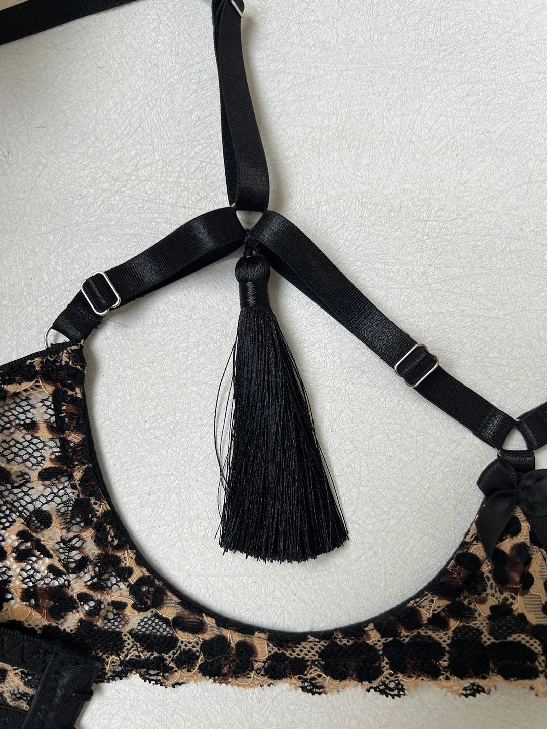 Conjunto de lencería con diseño abierto y encaje con estampado de leopardo