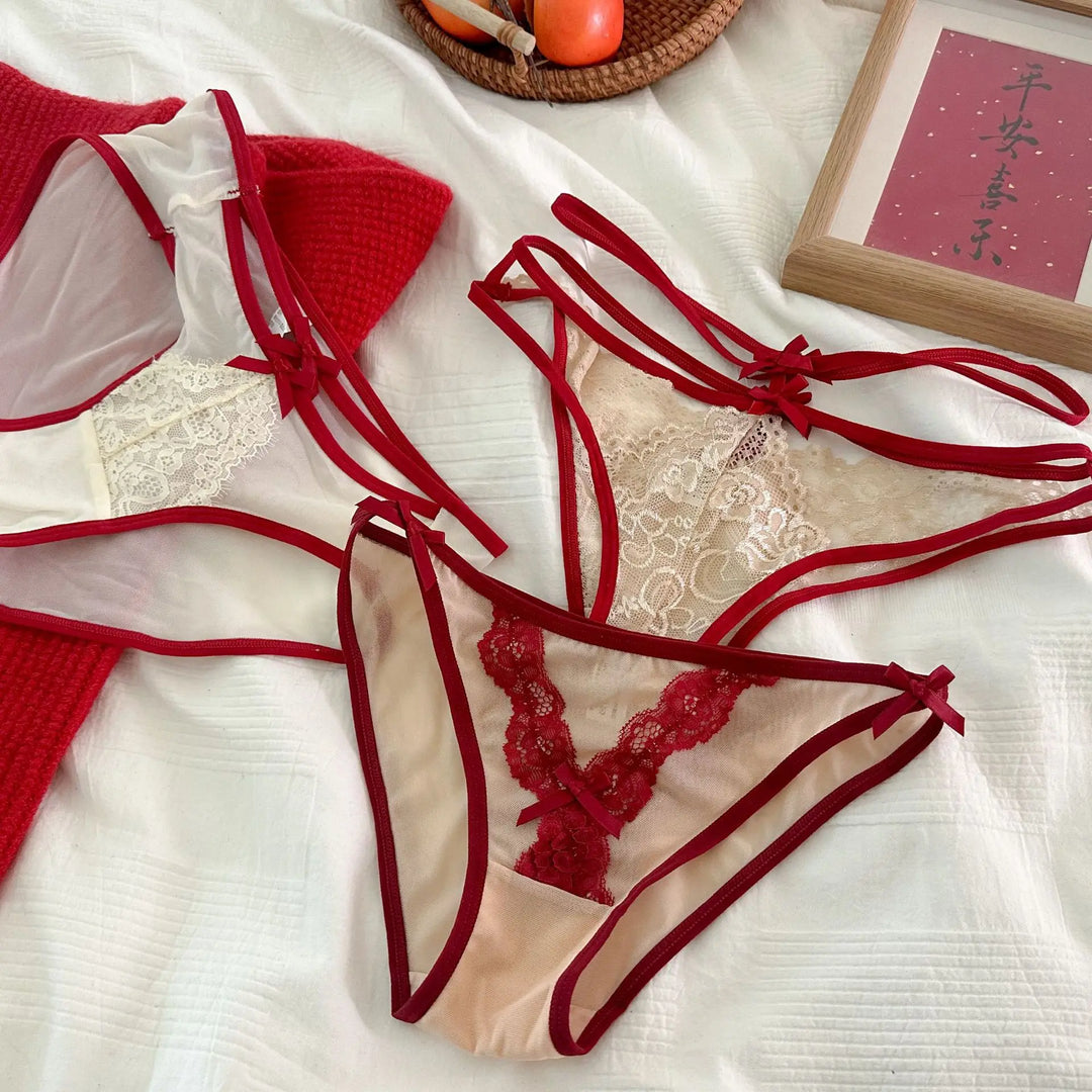 Braguita de malla transparente con ribete de encaje rojo