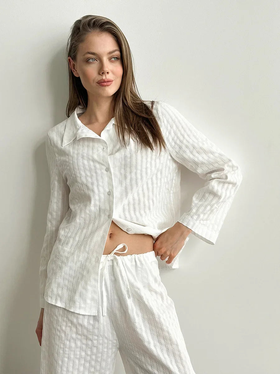 Conjunto de ropa blanca con camiseta