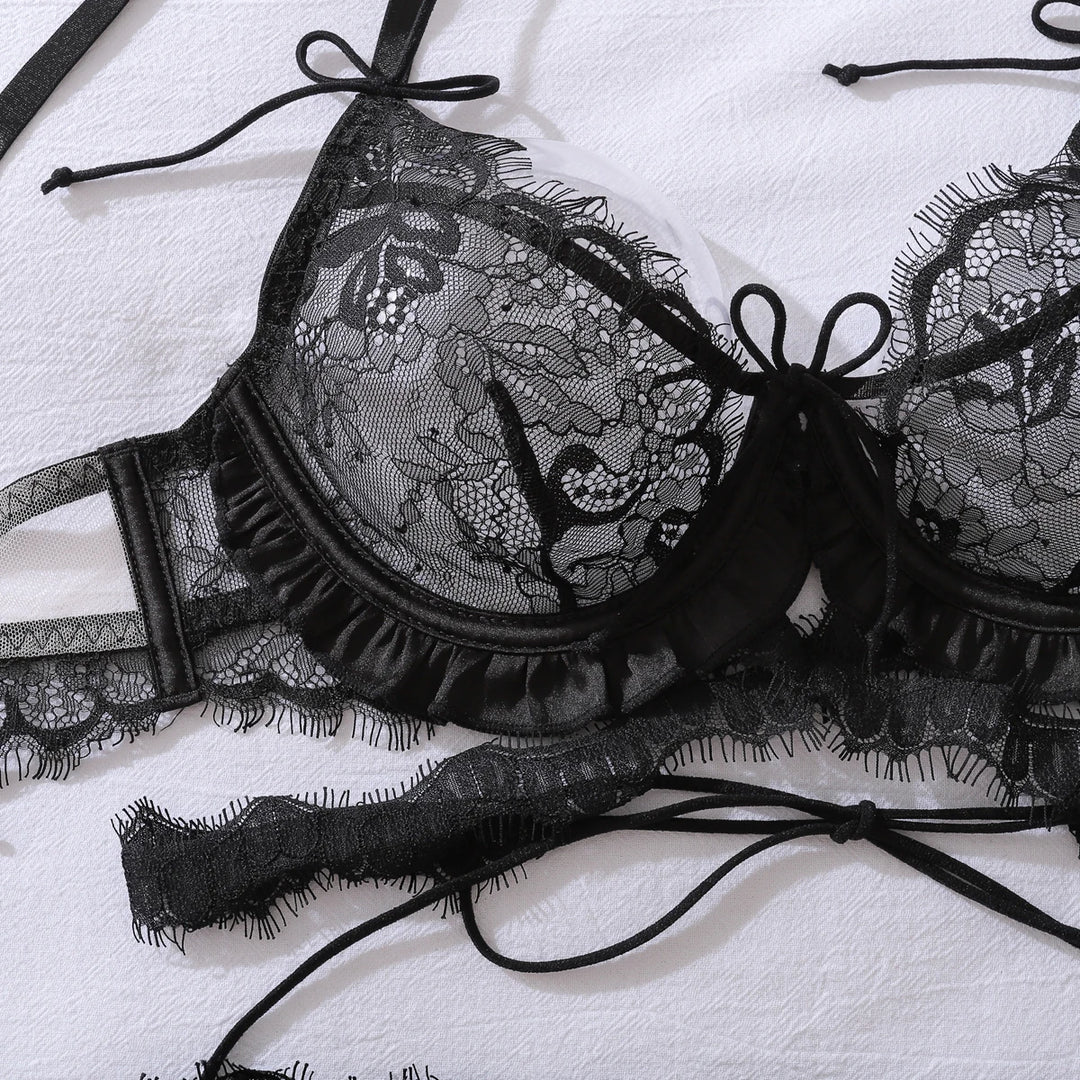 Conjunto de lencería de encaje con tiras, lacitos y volantes