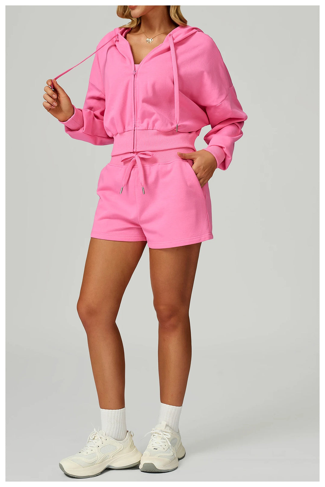 Conjunto deportivo con pantalones cortos y sudadera con capucha