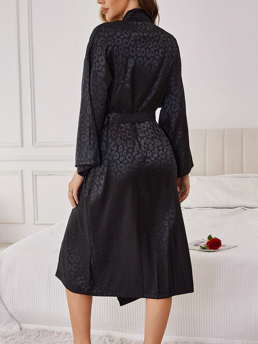 Bata negro con manchas de leopardo